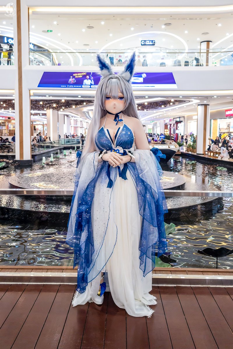 A wild fox got caught in public

#Shinano
#AzurLane 
#kigurumi
#着ぐるみ
#キグルミ