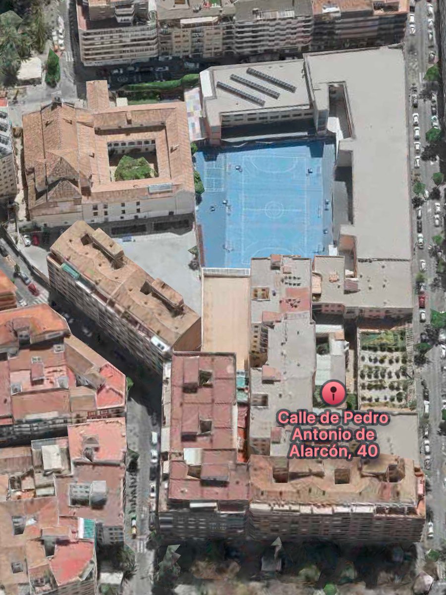 granadaoldpics1's tweet photo. La vista aérea de 1980 nos muestra como era el colegio Virgen de Gracia en aquella época. Fui alumno de aquel centro en los años ochenta y recuerdo aquel gran campo de fútbol que lindaba con Pedro Antonio. Ya nos decían los profesores que acabaría siendo un parking con viviendas. https://t.co/QF8pyrDlTp