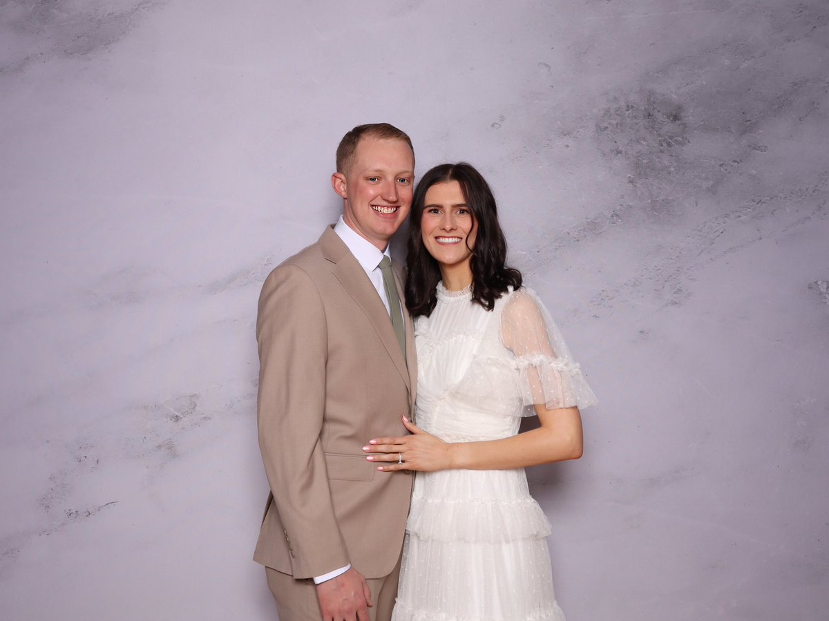 CalicoEvents's tweet image. A few favorites from Zach and Breanne’s reception - featuring our white marble backdrop and assorted props 📸 

#photobooth #wedding #reception #photoboothrental #photoboothprops #pbsco