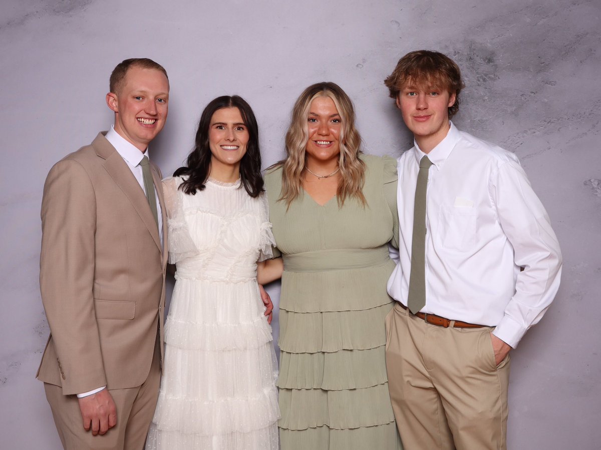 CalicoEvents's tweet image. A few favorites from Zach and Breanne’s reception - featuring our white marble backdrop and assorted props 📸 

#photobooth #wedding #reception #photoboothrental #photoboothprops #pbsco