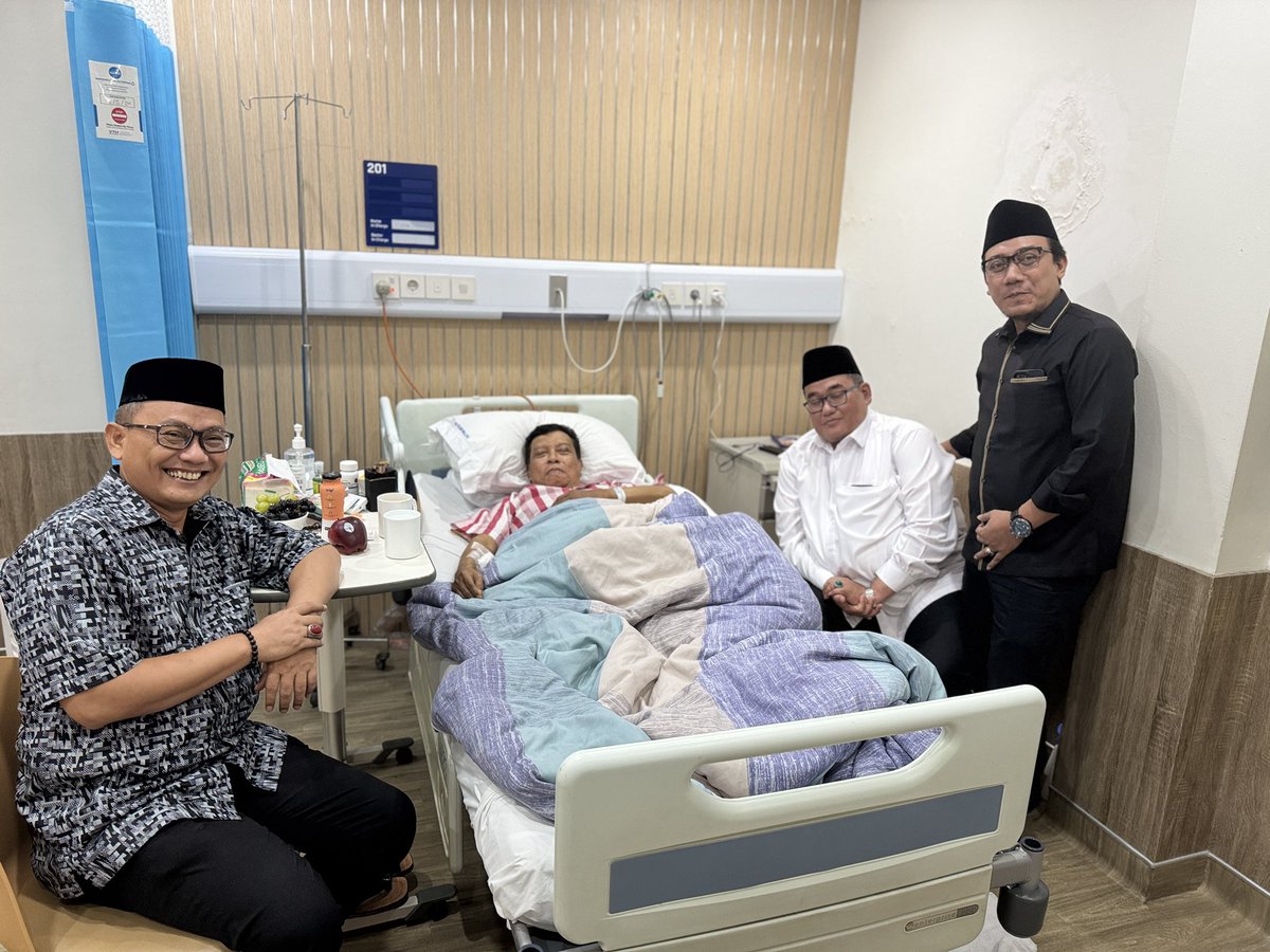 elhakimGL's tweet photo. Alhamdulillah bisa menjenguk Abuya KH Said Agil Siradj di RS Abdi Waluyo Jakarta. Semoga Lekas pulih dan panjang umur amiiin https://t.co/6JF8b2B6FT
