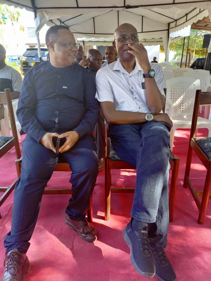 TunduALissu's tweet image. It's taken seven years and six months and the passing of a great Tanzanian for me to meet the man who led the team of doctors who saved my life on 7 Sept. 2017.
Dr. (now Prof.) Ulisubisya Mpoki, then Permanent Secretary at the Ministry of Health, was in Dodoma on govt business…