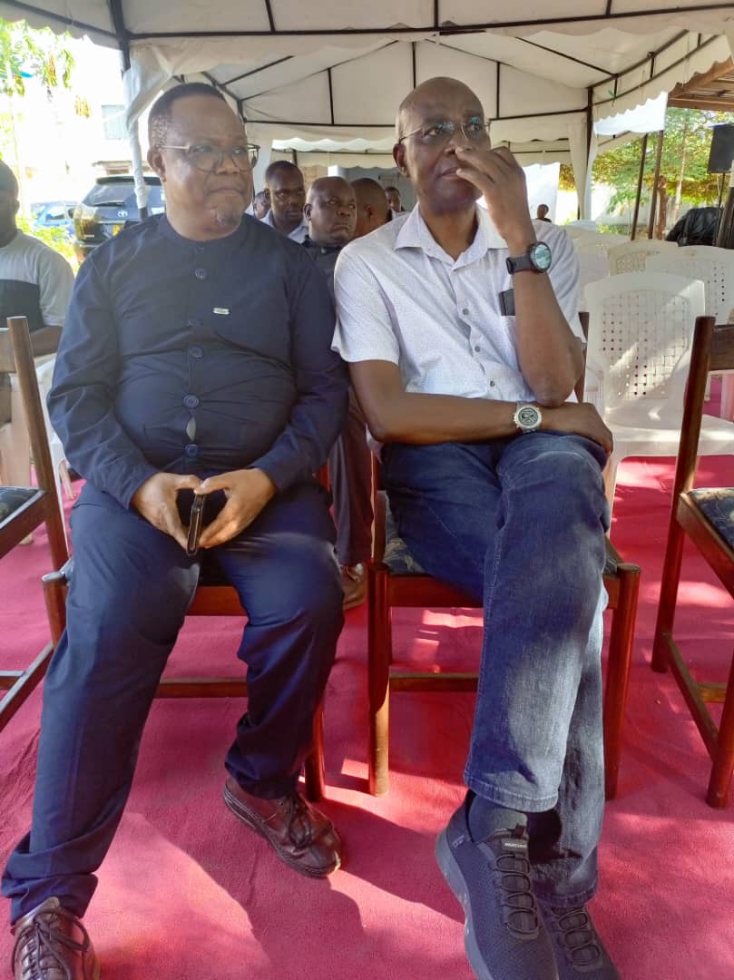TunduALissu's tweet image. It's taken seven years and six months and the passing of a great Tanzanian for me to meet the man who led the team of doctors who saved my life on 7 Sept. 2017.
Dr. (now Prof.) Ulisubisya Mpoki, then Permanent Secretary at the Ministry of Health, was in Dodoma on govt business…