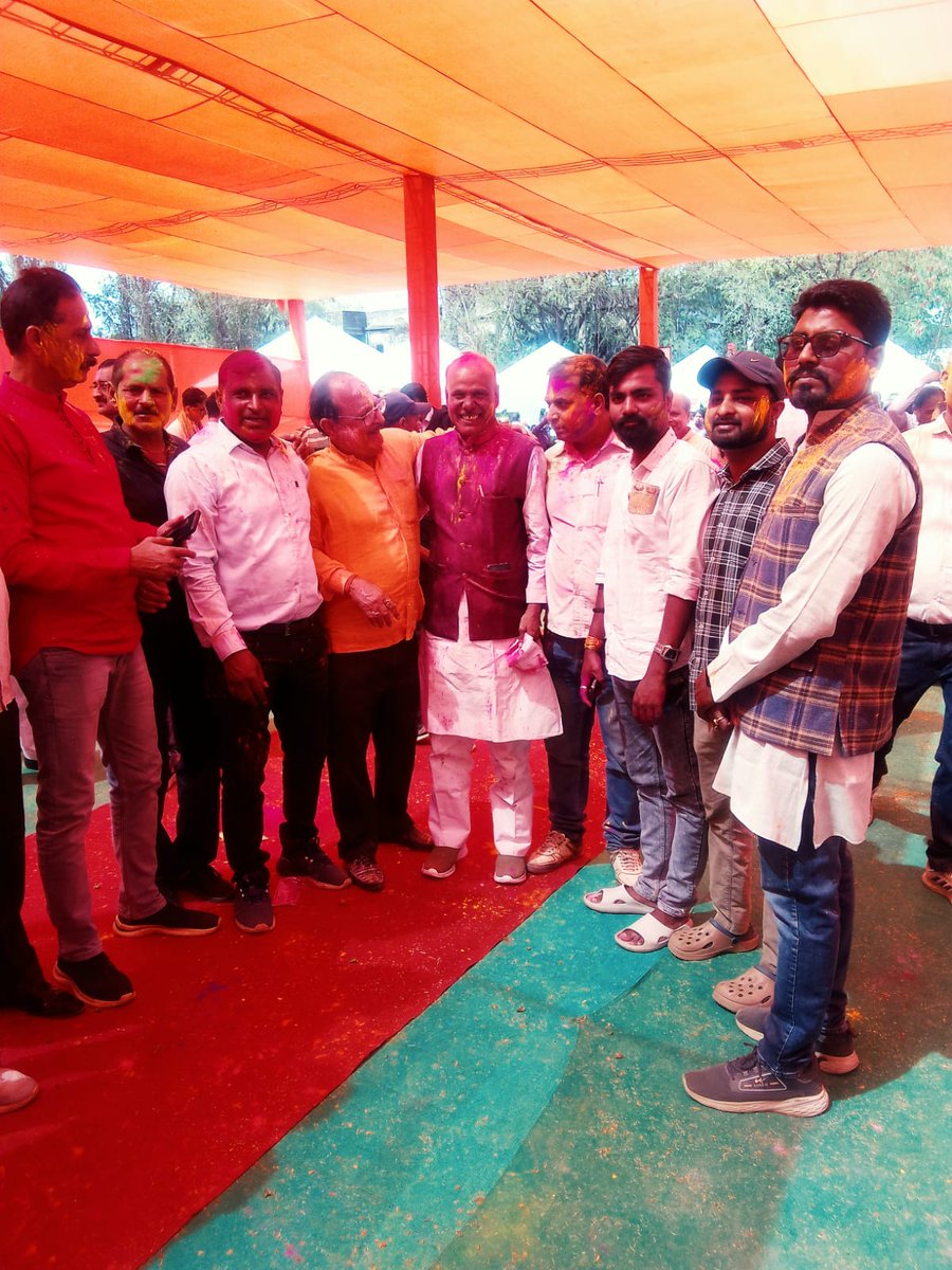 samrilal's tweet photo. केंद्रीय रक्षा राज्य मंत्री श्री @SethSanjayMP  जी के आवासीय परिसर में आयोजित होली मिलन समारोह में सम्मिलित होकर बधाई एवं शुभकामनाएं दिया। https://t.co/YHgrwNKEEl
