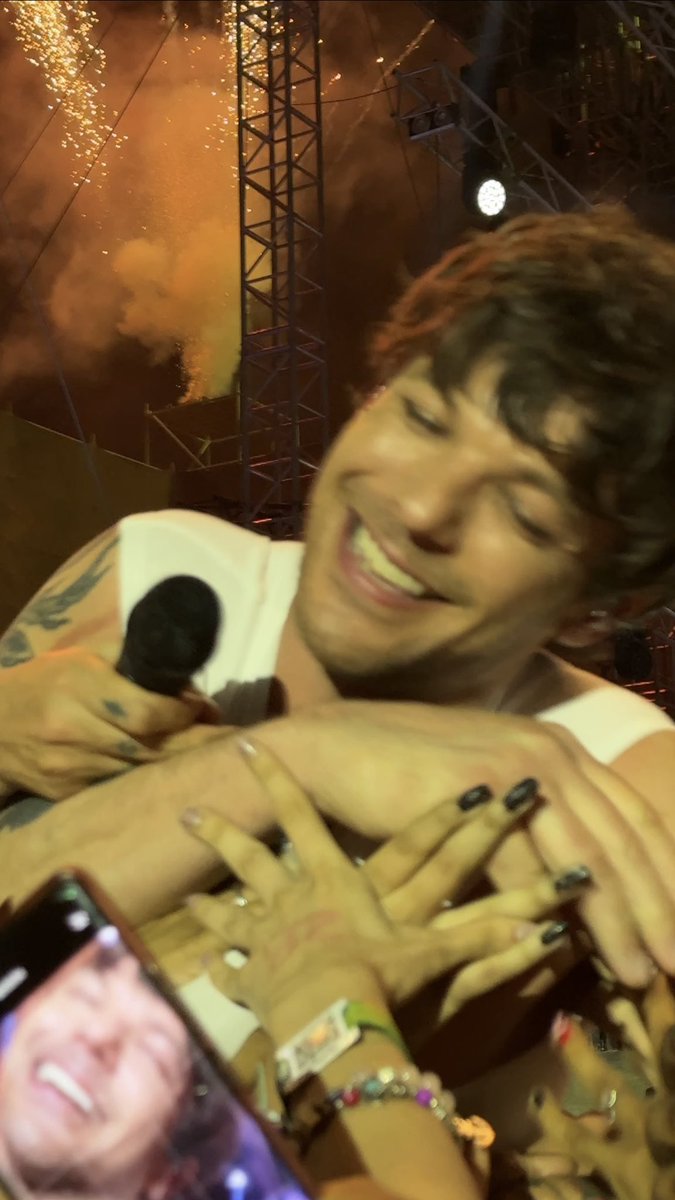 simran_narangg's tweet photo. GODS FAVOURITE CHILD CODED MOMENT LOUIS IN MUMBAI INDIA (&amp; right infront of me),,,, how is he real WHAT AN ANGEL https://t.co/F0CTpP4Lh3