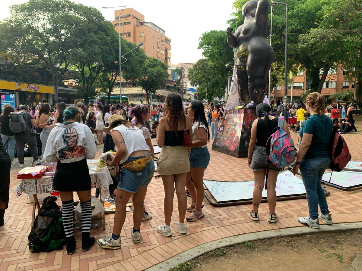 mayuperiodista's tweet photo. #vandalismo #DiaInternacionalDeLaMujer #mujerdesnuda #botero #8Marzo  #Bucaramanga #feministas #8Marzo https://t.co/wzSHzGVJlj