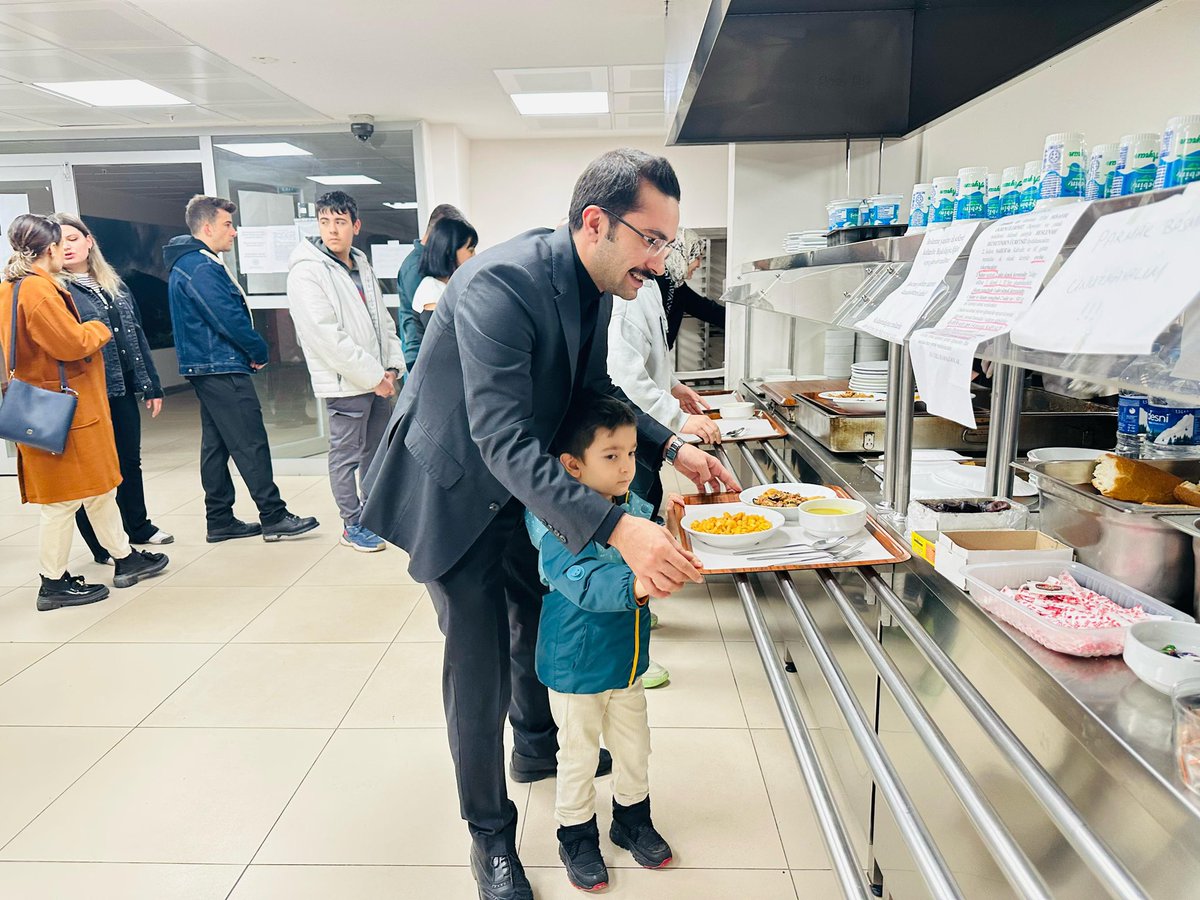 Kaymakamımız Sayın Halil İbrahim KÖROĞLU, KYK Kız Öğrenci Yurdunda düzenlenen iftar programında öğrencilerle bir araya gelerek Ramazan ayının manevi atmosferini paylaştı. Programda öğrencilerimizin düşünceleri ve talepleri de dinlendi.