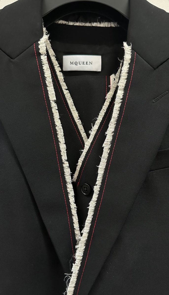 details of the <a href="/McQueen/">McQueen</a> look ewan wore for their f/w 2025 show in paris, france

📸 and styled by davey sutton, shared on his ig story