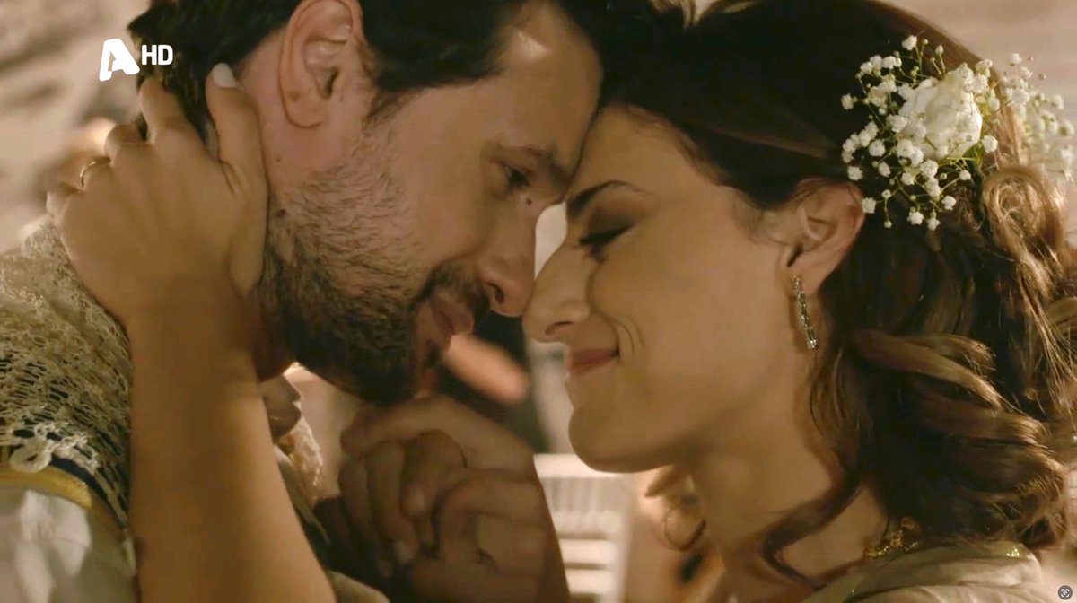 Αχ, για να γεννηθείς εσύ κι εγώ   
Γι' αυτό, για να σε συναντήσω   
Γι' αυτό έγινε ο κόσμος μάτια μου  
Γι' αυτό, για να σε συναντήσω 
#AAmazi