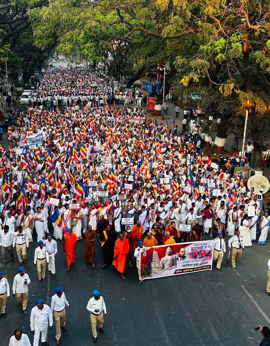 KraantiKumar's tweet image. महाबोधि विहारा परिसर में अतिक्रमण के खिलाफ आज पुणे में बौद्ध भिक्षुओं के नेतृत्व में एक लाख ज्यादा लोगों ने मार्च निकाला.

यह खबर मैनस्ट्रीम मीडिया और सोशल मीडिया से बिल्कुल भी गायब रही.

यह अधिकार की लड़ाई है. संविधान कानुन और सम्मान की लड़ाई है.

सीधा सा सवाल है : जब हिन्दू…