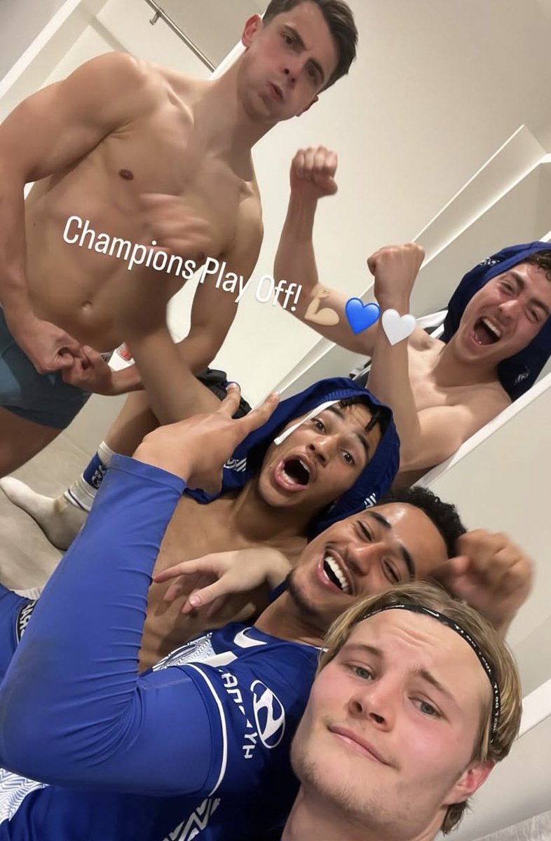 Feestje in de kleedkamer! 🥳 #po1