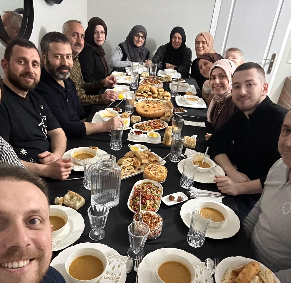 📍İftar Çay Ziyareti: Barboros mahallesi

Gönlümüz Bir, Soframız Bir

AK Parti İlçe Kadın Kolları Yönetimi olarak İftar'ın bereketini bu akşam da Vildan Topal'ın ailesiyle paylaştık.

Ev Sahibemize Misafirperverliği İçin Teşekkür Ediyoruz 💐

<a href="/yyaseminozdemir/">Yasemin Özdemir 🇹🇷🇹🇷🇹🇷</a> 
<a href="/Nesrinibr/">Nsrnıbrhmoglu</a>