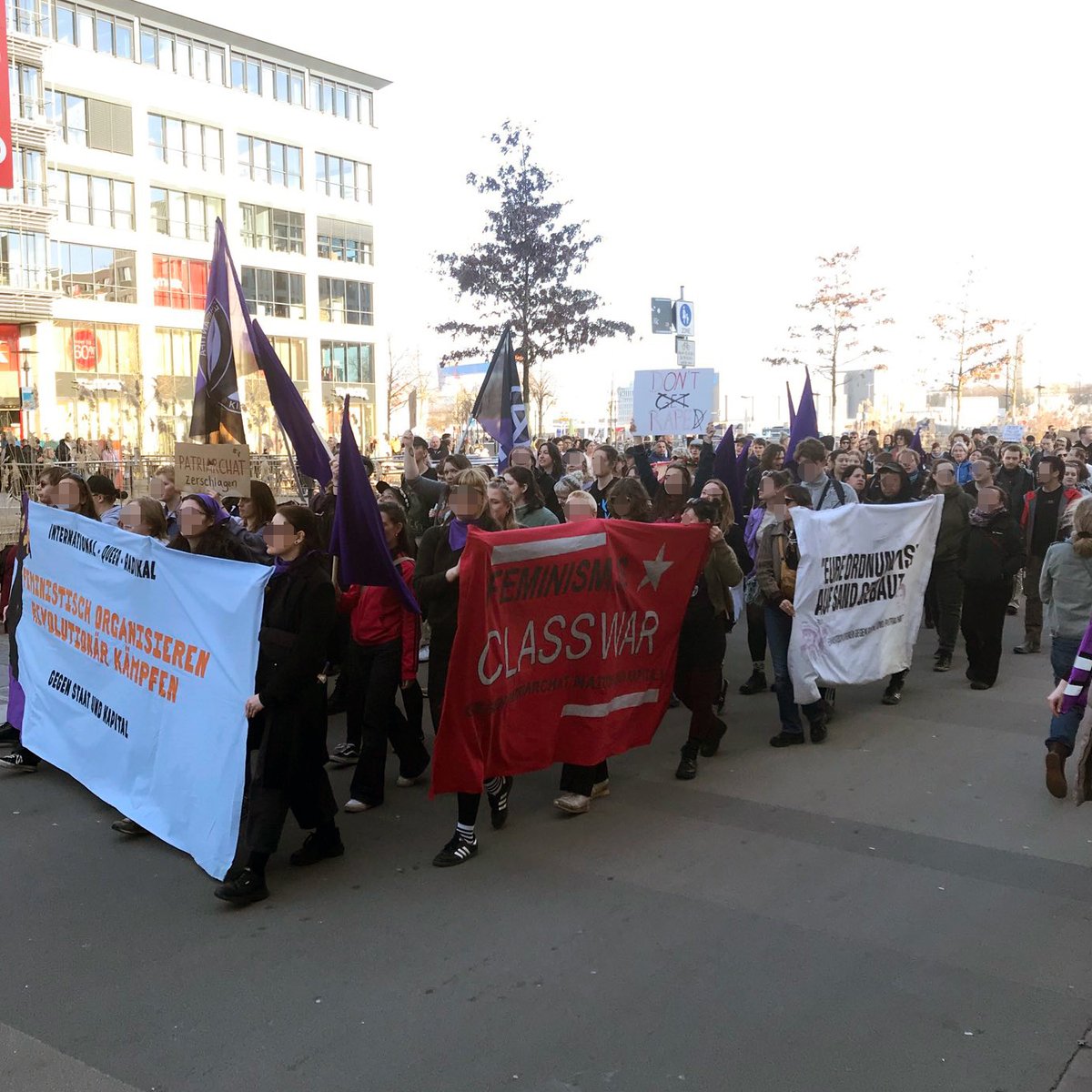 Bis zu 3000 Menschen beteiligten sich am Samstagnachmittag an der #8M-Bündnisdemo zum internationalen feministischen Kampftag gegen patriarchale Herrschaft in #Kiel, viele davon im internationalistisch-antikapitalistischen Block linkradikaler Gruppen. #8MKiel #Feminismus #8März