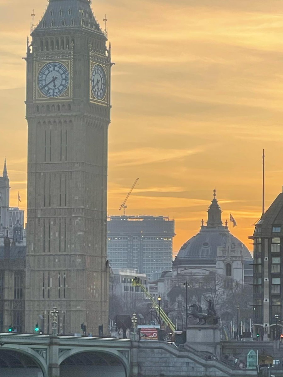 realTimothyLos's tweet photo. Just #BigBen with a sunset and an individual trying to climb it https://t.co/BN8oGUnajG