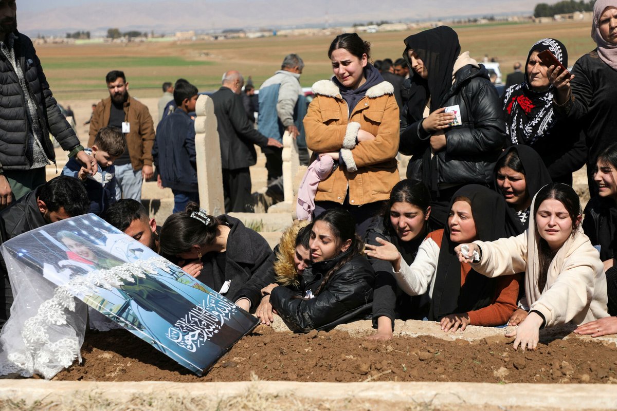 le_Parisien's tweet photo. « Ils veulent tuer tous les Alaouites » : après un millier de morts, le drame syrien éclate au grand jour
➡️ https://t.co/i6Nr672RND https://t.co/6A9n5ylAVz