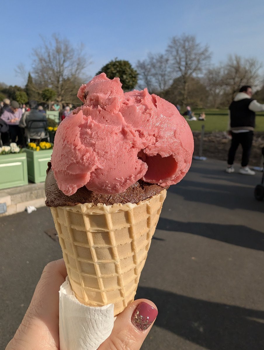 Euthumia's tweet image. #springinlondon 
#staysilly
#ukweather

Gurul a nehéz kő... Ja, bocs azt nem ide😂😂

*Repül az, tudom