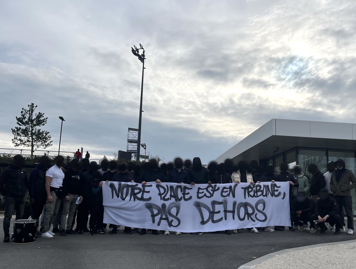 sparisiens1970's tweet image. PSG-LENS U19 09/03

NOTRE PLACE EST EN TRIBUNE, PAS DEHORS 

@PSG_inside @HananeLaqraa