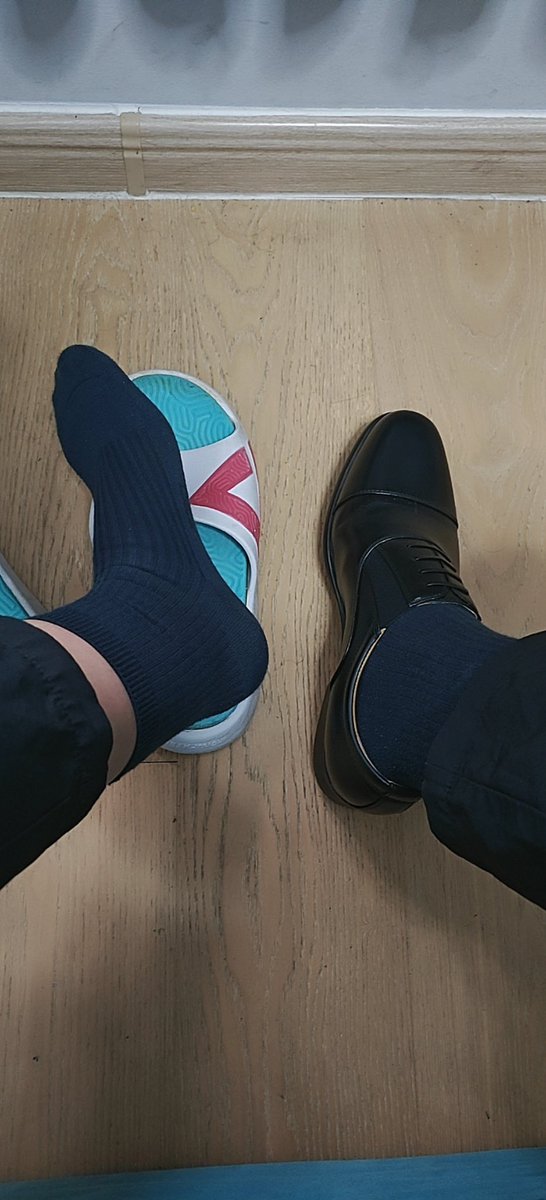 当冬袜配上三接头，真的无敌了哈哈哈
来狗子报名来伺候爸爸的脚吗？