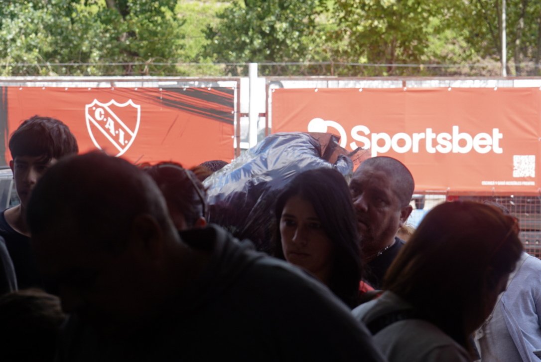 Independiente's tweet photo. Por la inmensa cantidad de personas que se acercaron a colaborar con Bahía Blanca, extendemos el horario de recepción de donaciones en el Estadio hasta las 17 hs (ingreso por puerta 19, calle Pastoriza).

¡Muchas gracias a todo el Pueblo Rojo!

#OrgulloNacional #TodoRojo 🔴 https://t.co/vjLBCJPcah