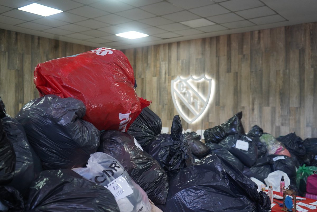Independiente's tweet photo. Por la inmensa cantidad de personas que se acercaron a colaborar con Bahía Blanca, extendemos el horario de recepción de donaciones en el Estadio hasta las 17 hs (ingreso por puerta 19, calle Pastoriza).

¡Muchas gracias a todo el Pueblo Rojo!

#OrgulloNacional #TodoRojo 🔴 https://t.co/vjLBCJPcah