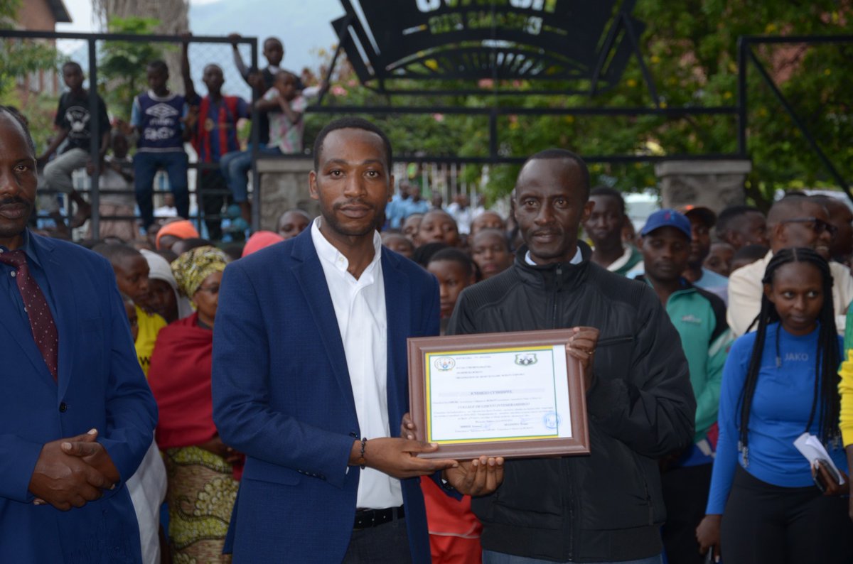 Rubavu District (@rubavudistrict) on Twitter photo Kuri uyu mugoroba, Umuyobozi w'Akarere wungirije ushinzwe imibereho myiza <a href="/Ishi_pacy/">ISHIMWE Pacifique</a> yasoje amarushanwa #AmashuriKagameCup 2024-2025, aho yatanze ibihembo birimo ibikombe, imidari, imipira yo gukina n'imyenda yo gukinana ku bigo by'amashuri byatsinze ibindi mu mikino ya nyuma. Kuri uyu mugoroba, Umuyobozi w'Akarere wungirije ushinzwe imibereho myiza <a href="/Ishi_pacy/">ISHIMWE Pacifique</a> yasoje amarushanwa #AmashuriKagameCup 2024-2025, aho yatanze ibihembo birimo ibikombe, imidari, imipira yo gukina n'imyenda yo gukinana ku bigo by'amashuri byatsinze ibindi mu mikino ya nyuma.