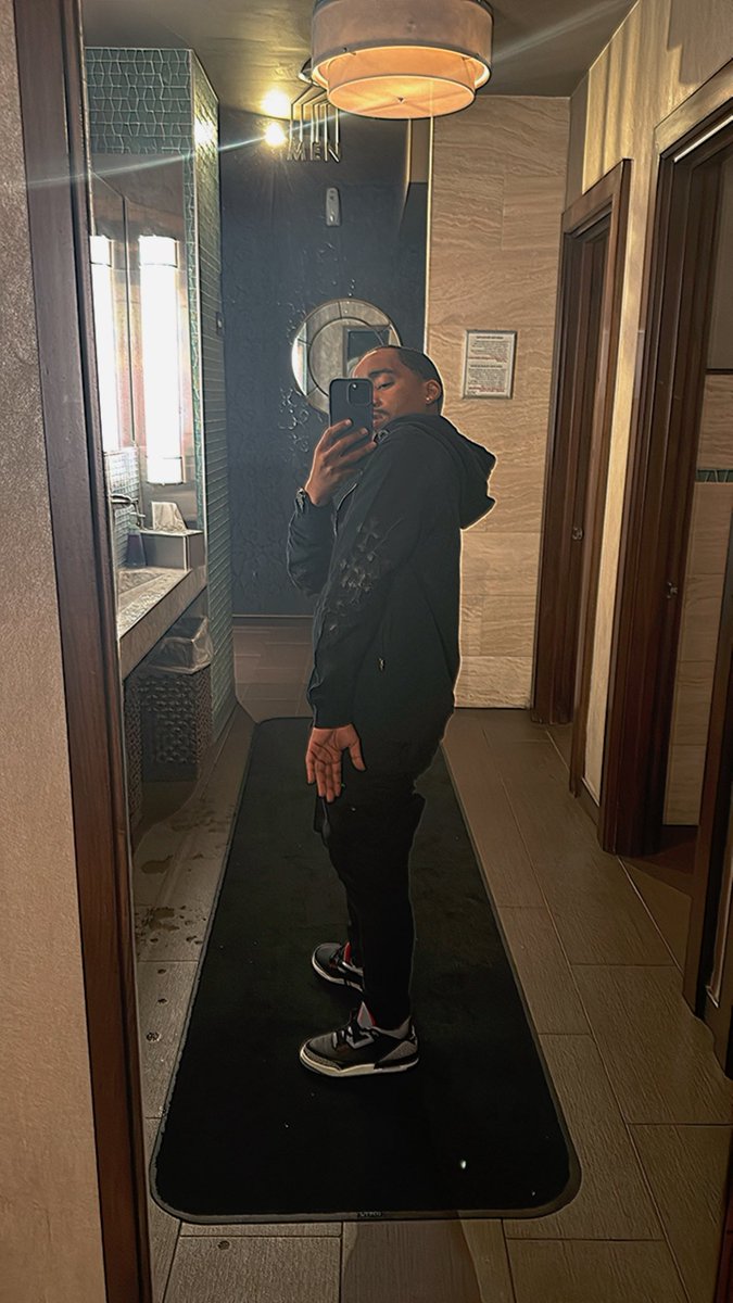 TGMIKEE's tweet photo. Been all the world but not one time on vacation #LLSTONECAPONE #FREEKELL https://t.co/y9Dp80GDHz