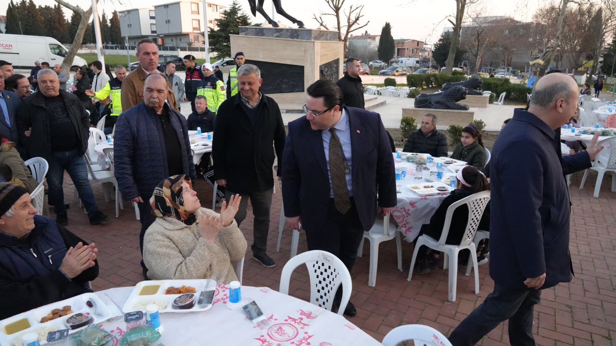 Yeniçiftlik Mahallemizde Halkın Sofrasında Bir Aradaydık! 🌙✨

İftar soframızda bizleri yalnız bırakmayan Marmaraereğlisi Kaymakamımız Sn. Gökhan Gürbüzerol’a, İlçe Jandarma Komutanımız Sn. Ceyhun Koştu’ya, İlçe Emniyet Müdürümüz Sn. Yaşar Çakıcı’ya, değerli ilçe protokolümüze
