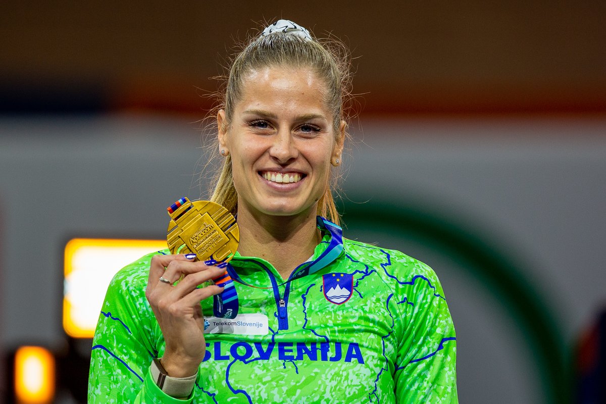 Anita Horvat je na slavnostni podelitvi okoli vratu prejela bronasto medaljo za tretje mesto v teku na 800 metrov. To je njena druga medalja z evropskih dvoranskih prvenstev, potem ko je bila srebrna v isti disciplini pred dvema letoma v Istanbulu.
#Sloatletika #AZS #apeldoorn25