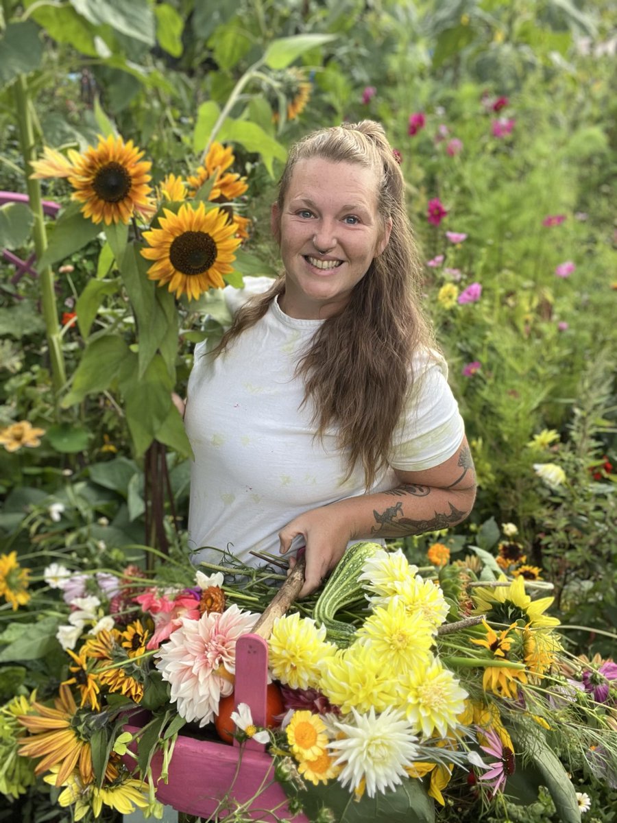 Flowers for cutting 🌻 

Over the years I’ve become so passionate about planting my cut flowers with my veg.

The bees 🐝 now have a choice of flowers including herbs, perennials, fruits, trees annuals, bulbs/tubers, vegetables, plus what ever else I’ve forgotten!

#GardeningX