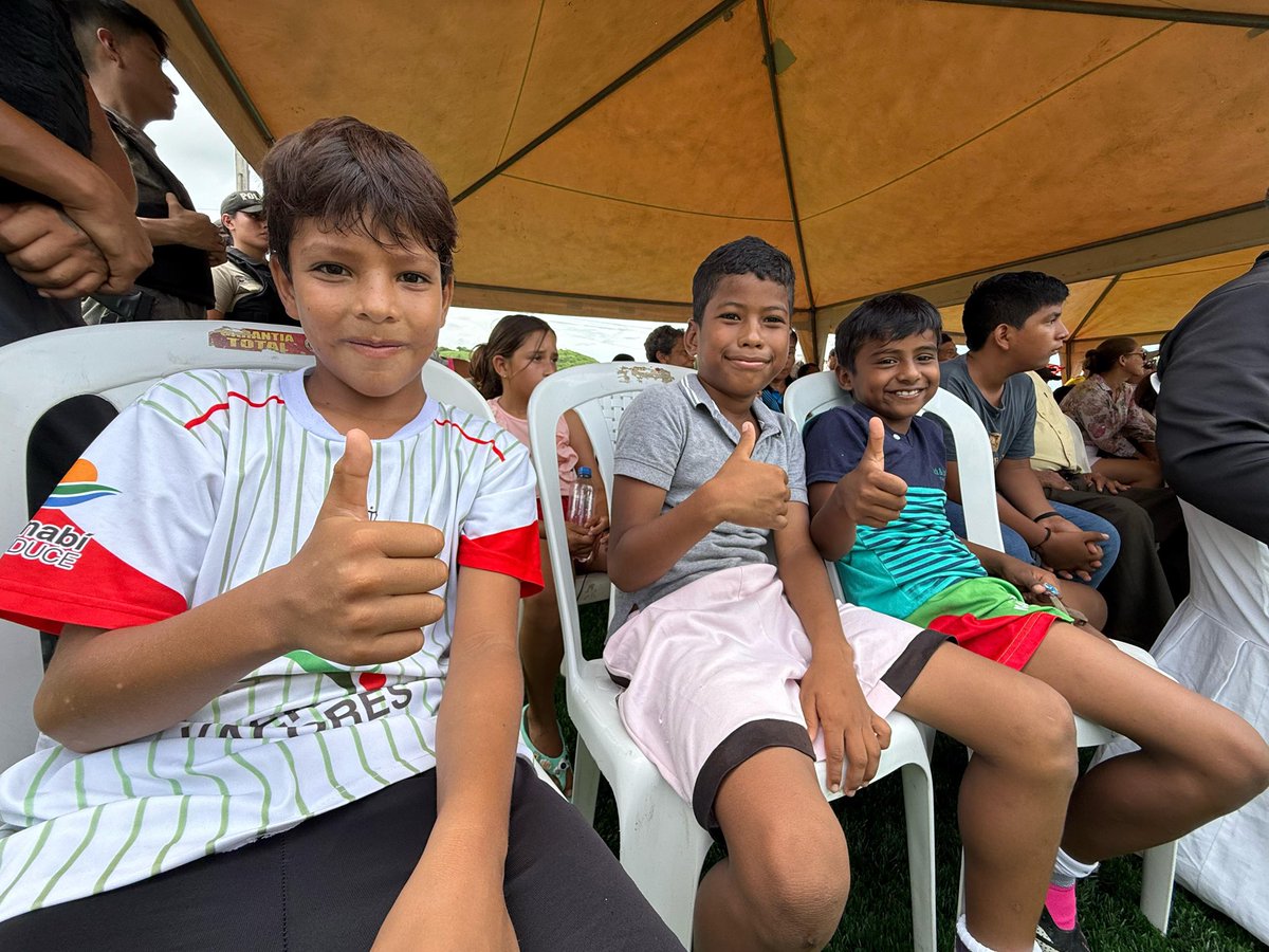 JaimeEstradaM's tweet photo. Esta historia es un poco larga, pero estoy seguro les gustará. Participé con Tim Ballard en la entrega de una cancha deportiva para niños de Canoa, y aquí les cuento quién es él. 

Hace algunos años, Tim, lideró una operación secreta que terminó con la captura de varios extranjeros radicados en Canoa (San Vicente-Manabí), dedicados a la explotación infantil. Pertenecían a una red internacional, pero solo en este sitio, los detenidos abusaron de unos 400 niños y niñas, de acuerdo a datos policiales. 

Tim Ballard, es un exagente de Estados Unidos que se retiró para dedicar su vida al rescate de menores explotados, en todas partes del mundo. Su historia y la de Canoa, inspiró la película ‘Sonido de Libertad’, que causó controversia en todo el mundo porque expuso el modo operandis de esta red criminal. 

Actualmente, Tim, mantiene una fundación sin fines de lucro en Canoa, llamada Aerial’s Refugio de los Niños de Canoa, que brinda alimentación y talleres educativos, culturales y deportivos para 384 niños y niñas. Es la única del país. Entonces, este fin de semana nos encontramos para ser parte de esta gran y maravillosa historia de ayuda y esperanza.   

Junto con el presidente de la Liga Pro, @miguelloor , de donde soy parte, y, a través de la Fundación Liga Pro, se rehabilitó y entregó a Fabricio Lara Alcalde de San Vicente , una cancha deportiva con graderío, para que nuestros niños y niñas de Canoa tengan oportunidades deportivas y nunca más caigan en redes criminales producto de la desesperanza. 

Dato importante: la primera reunión  fue una gestión en su momento de la ex alcaldesa de San Vicente, Brigitte García, gran amiga. Aquí también aproveché y obsequié una camisa del Manta F.C. a Tim y Hristo Stoichkov, el ídolo mundialista Balón de Oro en 1994, que llegó a este evento para unirse a favor de la niñez.