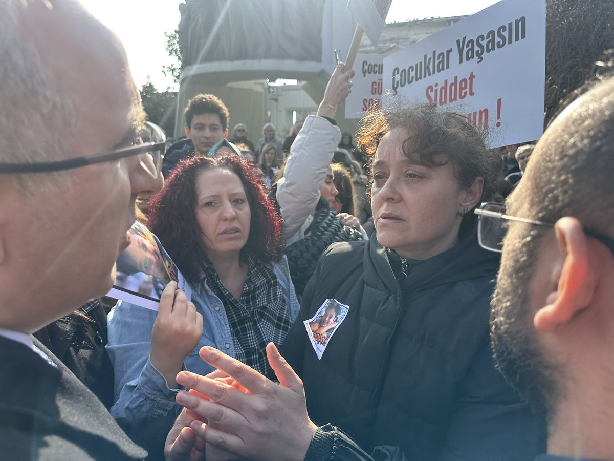 Bıçaklanarak katledilen 14 yaşındaki güzel yüzlü evladımız Mattia Ahmet Minguzzi için bugün Bakırköy Meydanı’nda idik. 

İlçe başkanlığımızın düzenlediği basın açıklamasında, İstanbul’un dört bir tarafından gelen vatandaşlarımızla acılı anne Yasemin Hanımın yanında olduk. Ahmet