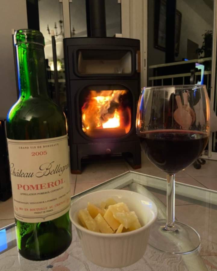 grandebougie's tweet image. C&apos;est pas qu&apos;il fait grand froid mais pour le plaisir des yeux et des oreilles.
Là on frôle la perfection.
Belle soirée et des bisous.
🌸😘🌸
#AperoTime 🍷
#FeuDeCheminée 🔥
#dimanche