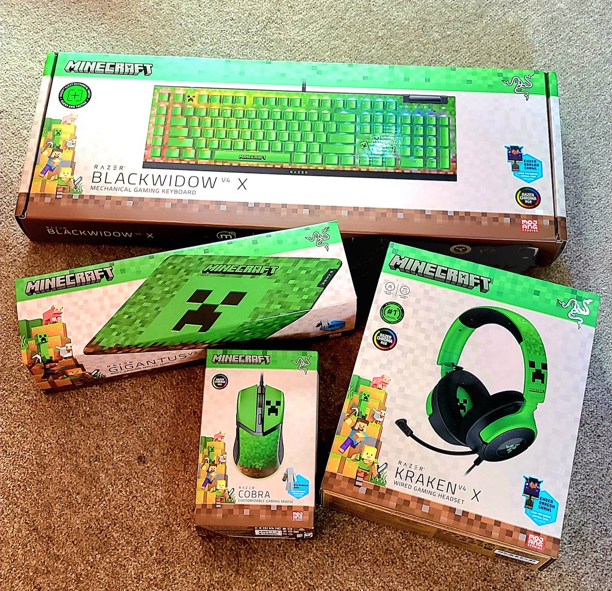 Ahhhh @Razer sent me a care package! And it's Minecraft themed
