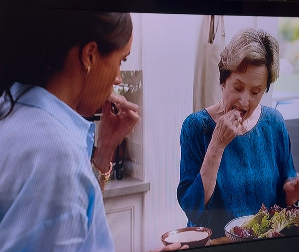 #withloveMeghan #meghan …. Did she just mix the food with her hands, eat some then carry on mixing it !!! THIS is why I have trust issues !!!!!