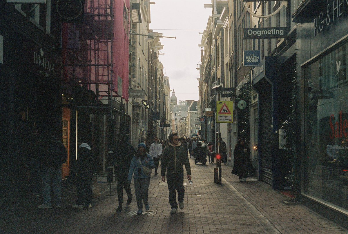 amsterdam on portra 800

i think i overexposed a bit…

📷 leica m3 w/ leica summicron 50mm f/2 rigid
🎞️ kodak portra 800