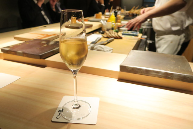 hatsu823's tweet photo. 年間600軒飲み歩くわたしがおススメする
雰囲気が良くて大人の焼鳥デートにおススメのお店13選🍶

①焼鳥國よし（虎ノ門）
②焼鳥 KITA（池尻大橋）
③とり茶太郎（渋谷）
④ヒヨク之トリ（麻布十番）
⑤鳥つた（恵比寿）
⑥YAKITORI 燃 es（六本木）
⑦麻布 とさか（麻布十番）
⑧焼鳥 酉乃洲（渋谷）
⑨鳥松（代々木）
⑩焼き鳥 陀らく（渋谷）
⑪希鳥（恵比寿）
⑫えびす坂 鳥幸（恵比寿）
⑬焼鳥 くまわき（麻布台ヒルズ）