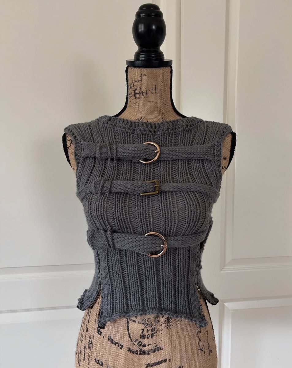 dollbodydoesoul's tweet image. handmade knit top by amiibari on ig