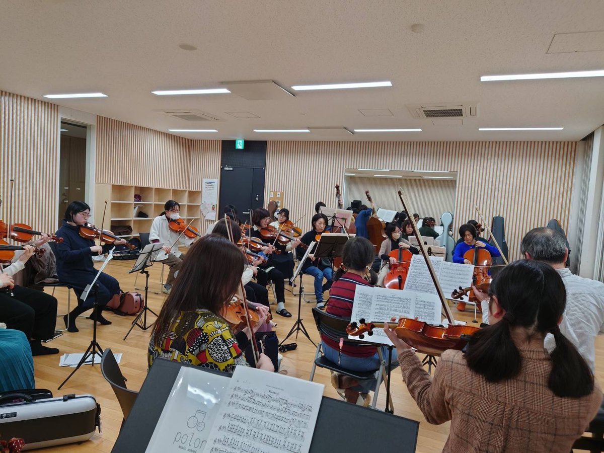 ensemble_clarte's tweet photo. こんにちはクラルテです

我が団のコンマス、松隈先生の元に音と気持ちを合わせて全曲通し練習をしました🎵

楽しく、美しい曲

15日は海の道むなかた館で依頼演奏を行います。無料ですのでぜひ！

そして定期演奏会は

3月23日(日)
カメリアホール

にてお待ちしております‼️

#福津市
#リーパス古賀 https://t.co/cI5yBRJ7Yk