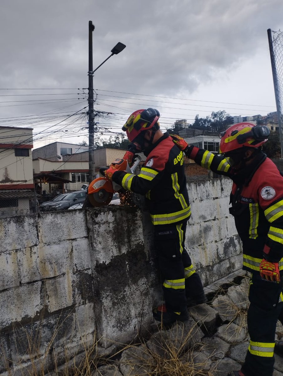 👩‍🚒 #EmergenciasUIO | Esta tarde atendimos varias emergencias, debido a la fuerte lluvia que se suscitó en diferentes sectores de la ciudad como: Quito Tenis, Ontaneda, Carcelén y Ponceano. 

🚒 Nuestros equipos se han mantenidos activos y desplegados para realizar las labores