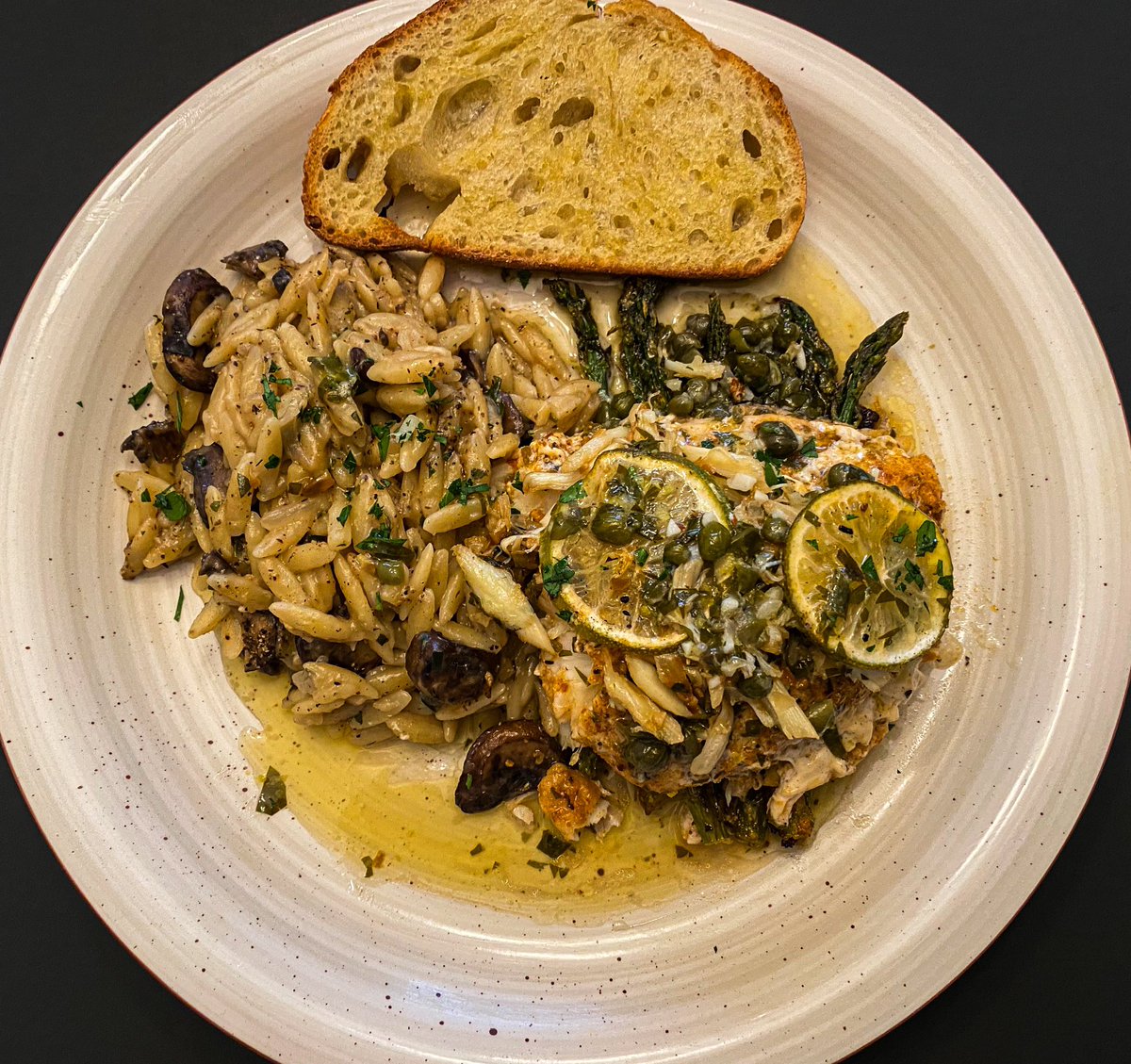 ar_steve's tweet image. Grilled Grouper topped with sautéed blue crab and a lemon caper sauce. Creamy mushroom risotto, baked Asparagus and toasted parmigiana bread. 

@DadsSeasonings 
#JalapenoLime
#SaltandPepper 

🔥🔥🔥