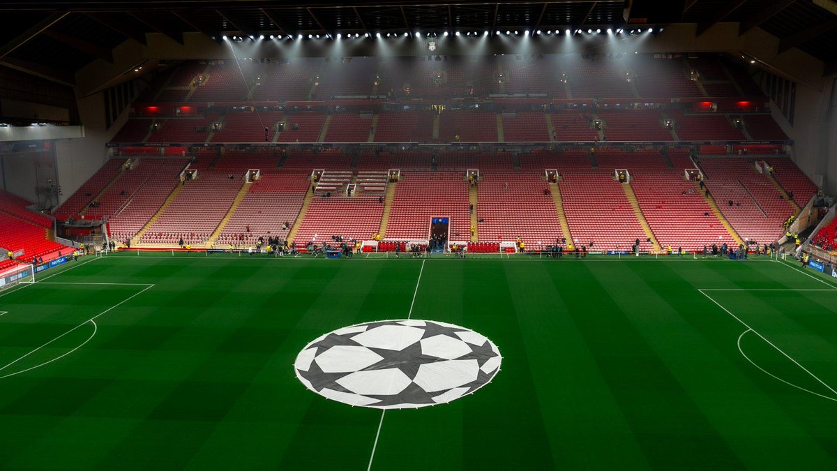 LMDPSG's tweet photo. 3 000 supporters parisiens sont attendus à Anfield mardi soir. ✈️

Nos joueurs ne marcheront jamais seuls. ❤️💙

🗞️ @lequipe https://t.co/1EPhaM3ZBj