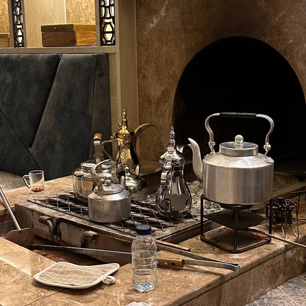 من غاب غاليه كنه جالس لحاله 
لو كان ربعه تجيه ومجلسه عامر .