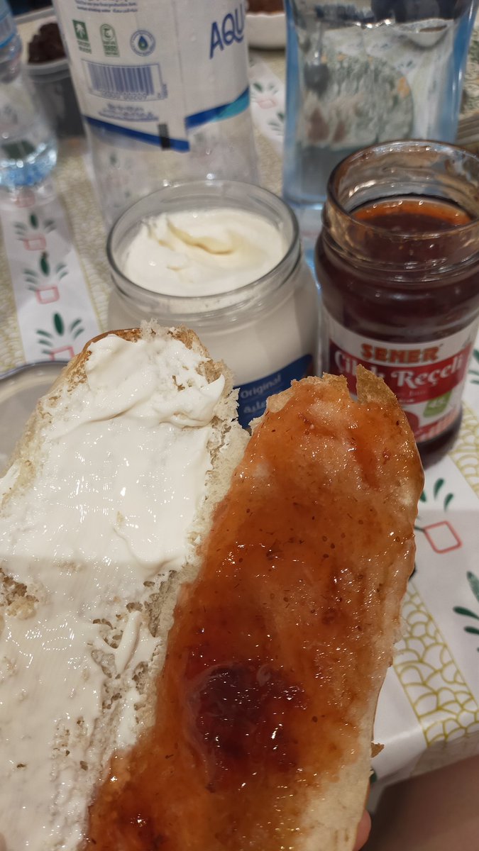 TessaNameless's tweet photo. 4AM go to Stress Reliever 🍓🥯

Cream Cheese + Strawberry Jam 

#PostSHIFT https://t.co/FEvJ5LQ58Z