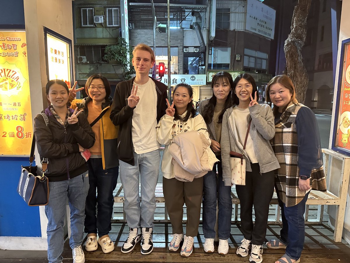 TW_JINGFONG's tweet photo. 久しぶりにドイツのインターン生と晩ごはんを食べました。彼の大学生活の話を聞いていると、異文化の違いや学生ならではの挑戦があってすごく面白い。勉強や研究だけでなく、趣味や旅行の話も聞けて、ヨーロッパの大学生活がちょっと羨ましくなりました！
#JINGFONG https://t.co/y85L8doSDx