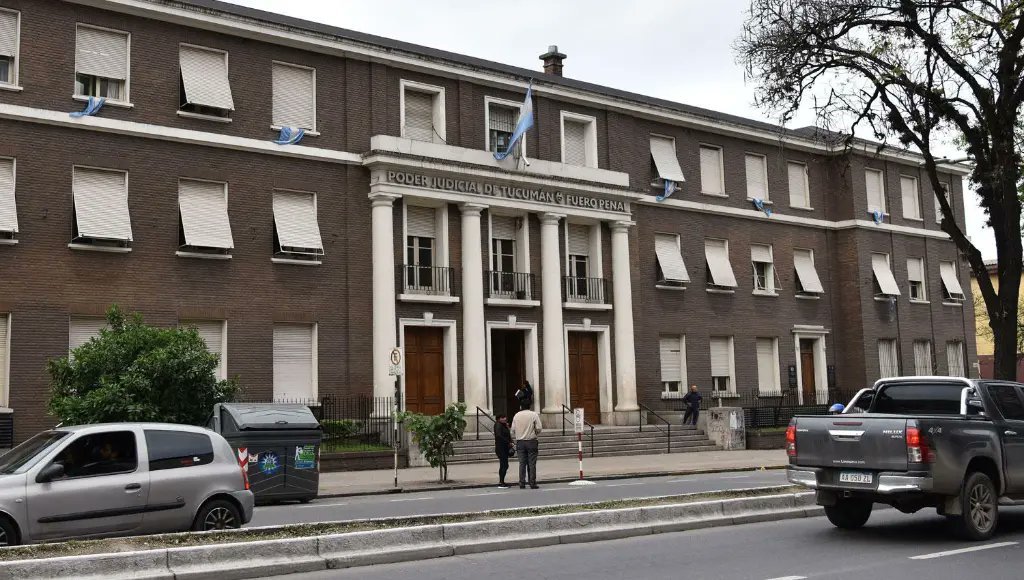 TREMENDA ESTAFADORA

Vendedora de certificados médicos truchos detenida resultó ser una estafadora que también robaba con planes sociales

La Justicia de Tucumán imputó y dictó prisión preventiva contra una mujer de 32 años acusada de falsificar certificados médicos para ingreso