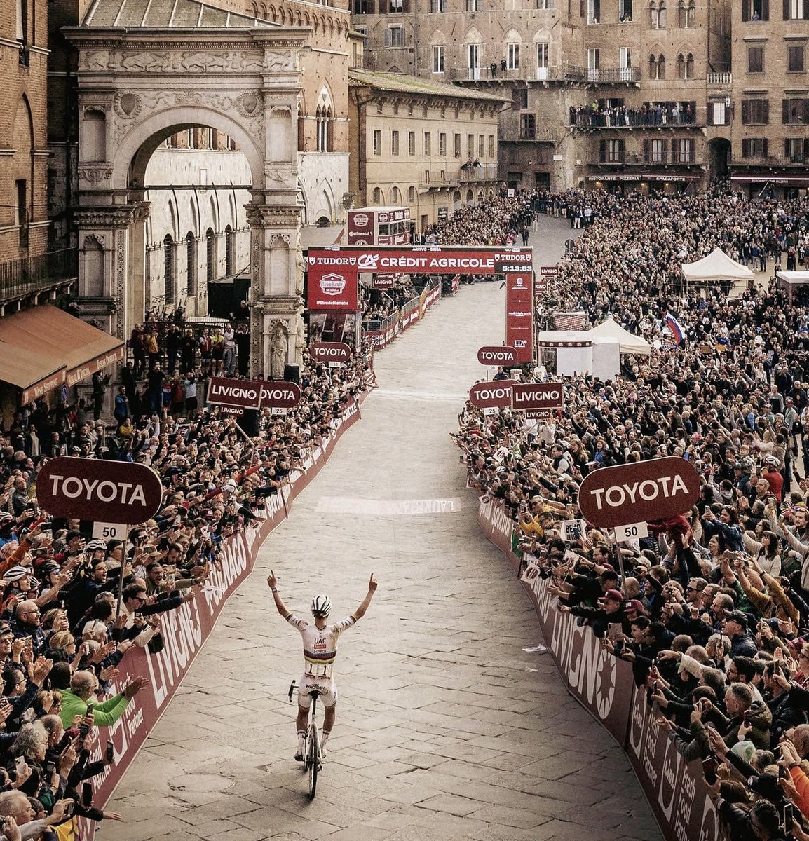 1 entrada para ver a Messi: desde 300 dólares
1 entrada para ver a LeBron: desde 250 dólares 

Para todo lo demás… existe el Ciclismo ☺️🥰

1 entrada para ver a Pogy: GRATIS

(Sigo impactado con esta foto de ayer)