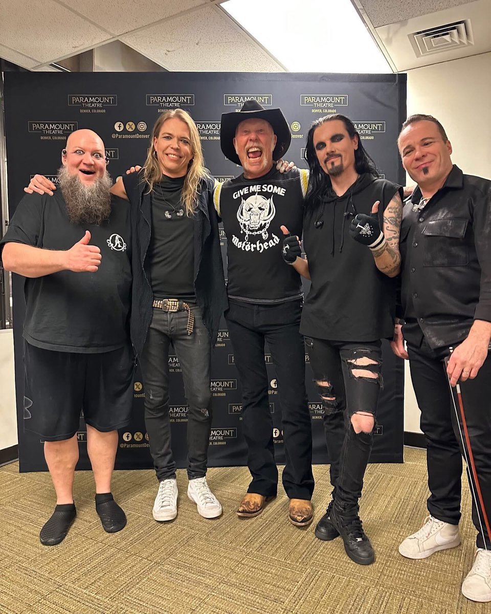 MetSince1981's tweet image. 📸 James Hetfield junto a sus amigos de @apocalypticafi en su presentación en el Paramount Theater de Denver, CO USA 🇺🇸 03 de Marzo 2025.
#Metallica #JamesHetfield #PapaHet #Apocalyptica #FifthMember #MetFans #MetFamily #MS81 #METALLICASince1981