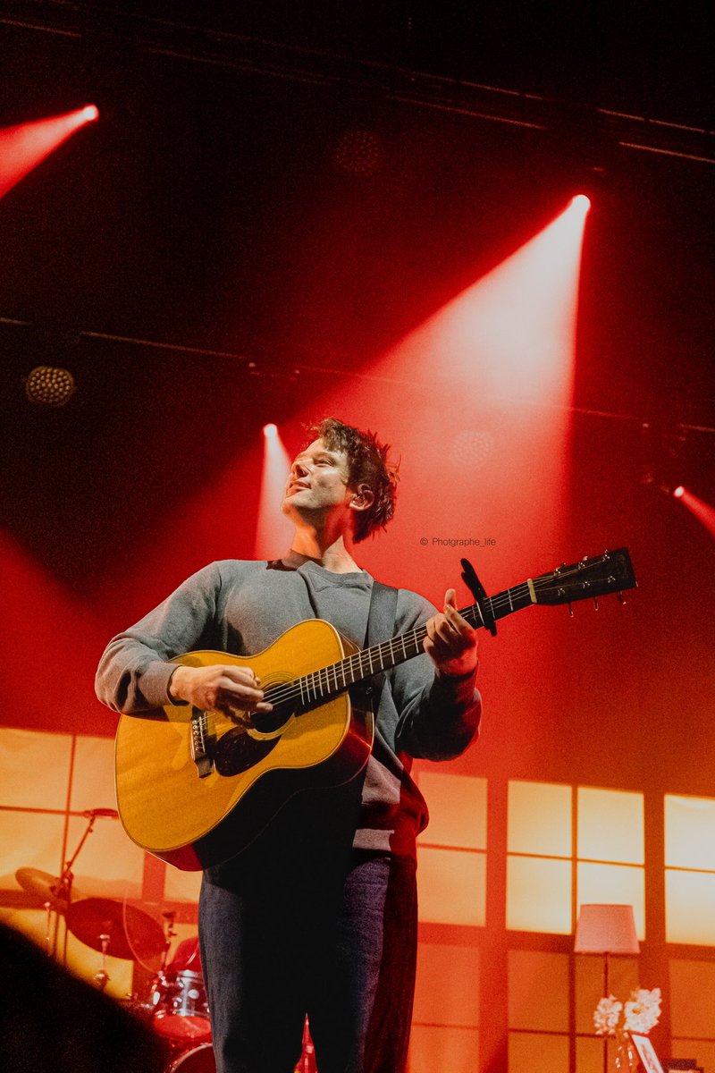 mathouespagnola's tweet photo. Alec Benjamin in Paris yesterday from the crowd
•
@AlecBenjamin @OLYMPIAHALL
•
#12notestour https://t.co/f9YNGvJnDE