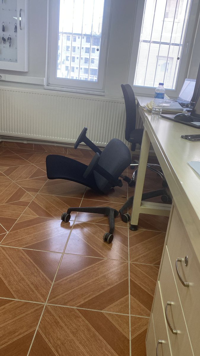 nazlimiira's tweet photo. Yıkılmadım sadece sandaliyem kırıldı 😜 https://t.co/SQdHBIqv8X