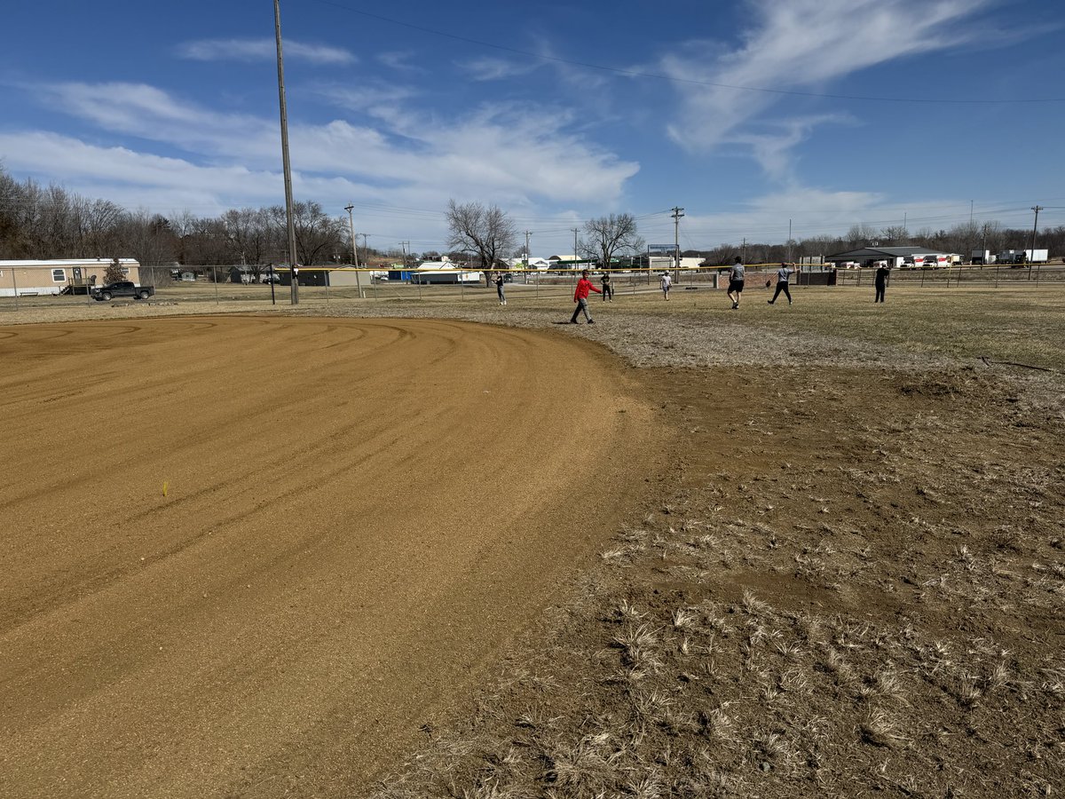 CoachDodson17's tweet image. Sunday Funday! Great ⏰ today at the field with some good dudes getting extra work on the field &amp;amp; in “The pen!”  🫣😜⚾️🔥🔥Thx fellas! The Dodson kids put some work in as well! (Coach &amp;amp; Dad hard to get pics of my own). Lol #wildcatfam #wildcatspringfever #ThisIsUs @MilanC2Schools